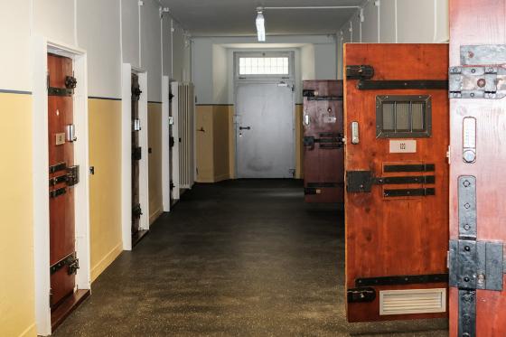 Übernachtung im Knast Hotel - 1 Nacht im Wärter-Büro für 2 Personen 1 [article_picture_small]